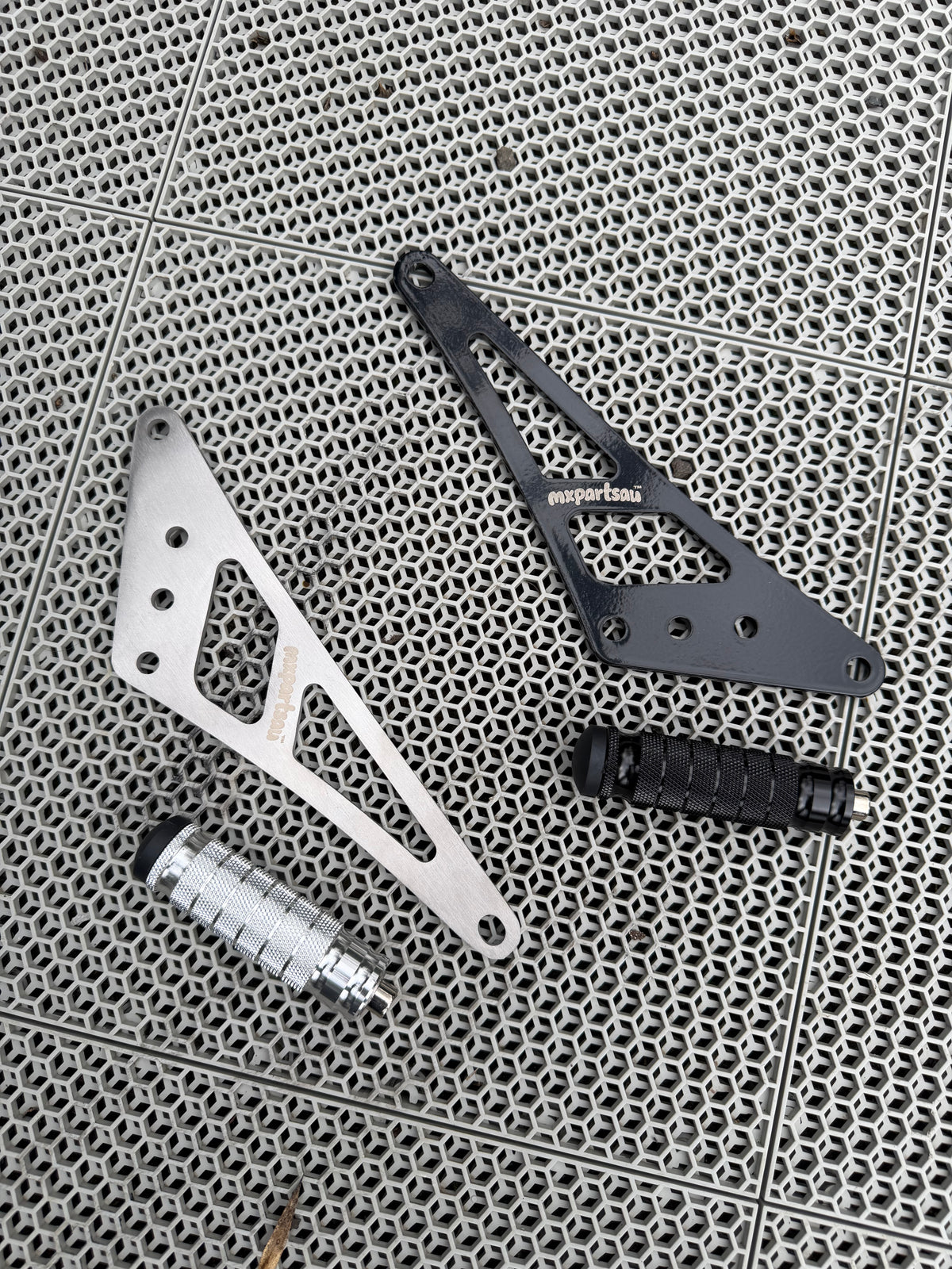 Ultra Bee foot lock set with machined silver and black brackets and knurled pegs